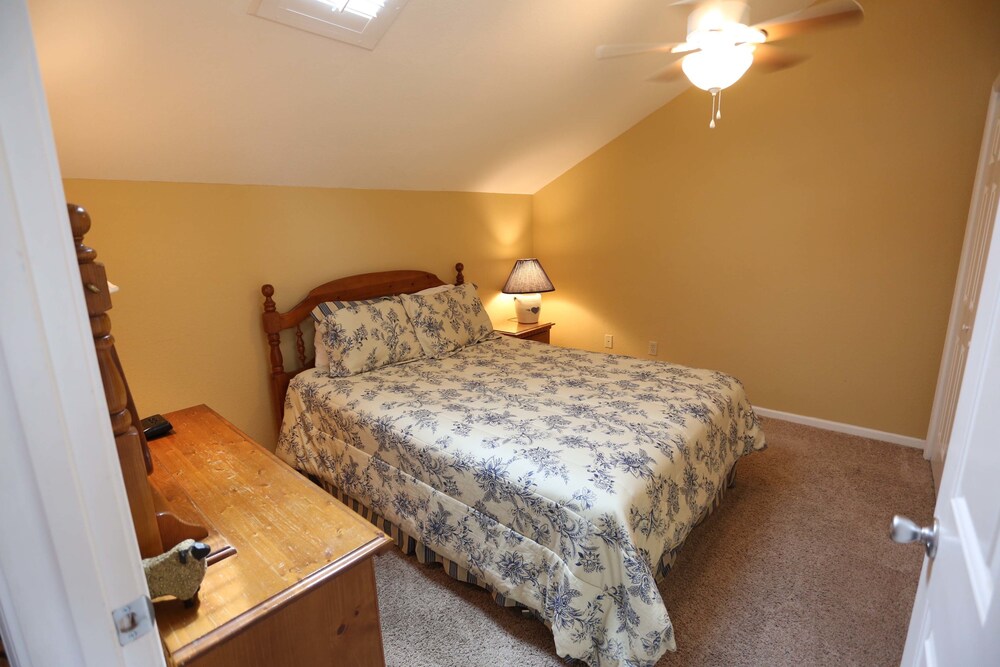 Luxury Condo, 4 Bedrooms - Guestroom