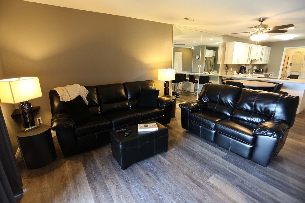 Luxury Condo, 2 Bedrooms - Living Room