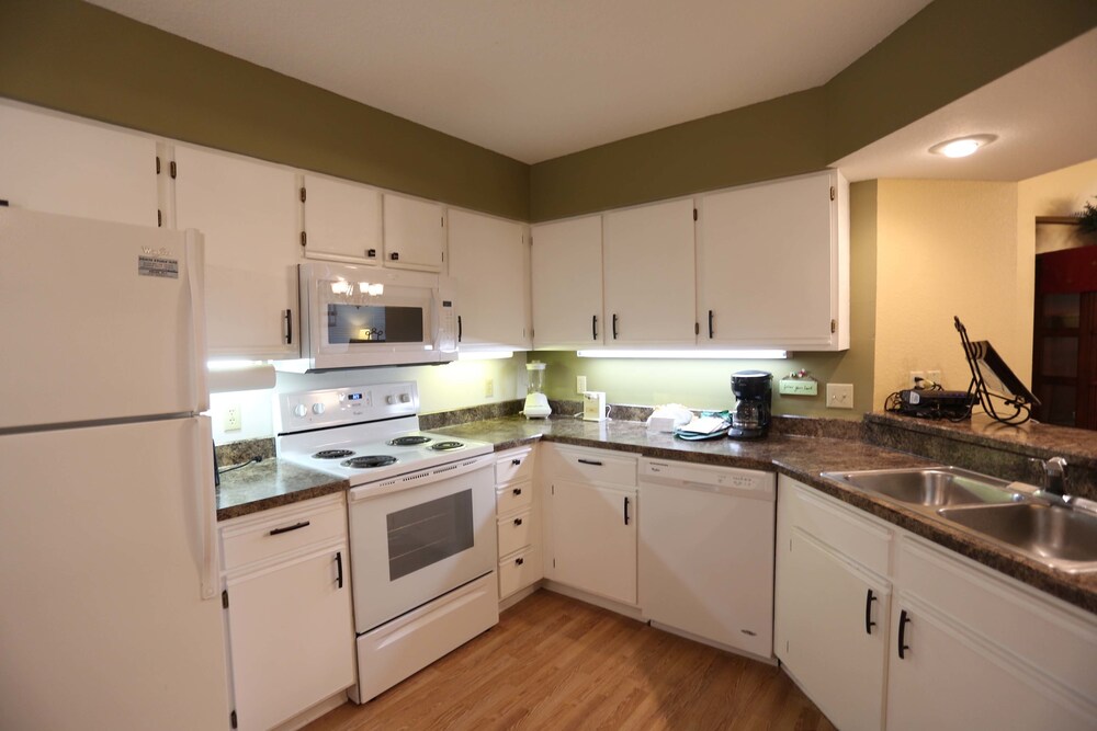 Luxury Condo, 4 Bedrooms - In-Room Kitchen