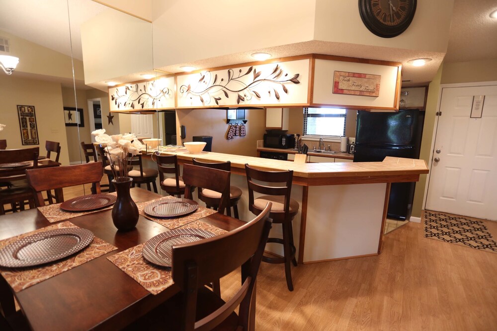 Luxury Condo, 2 Bedrooms - In-Room Dining