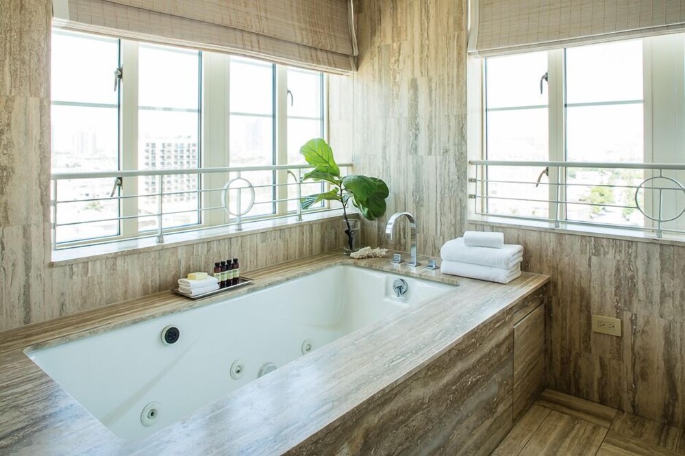 Deep Soaking Bathtub