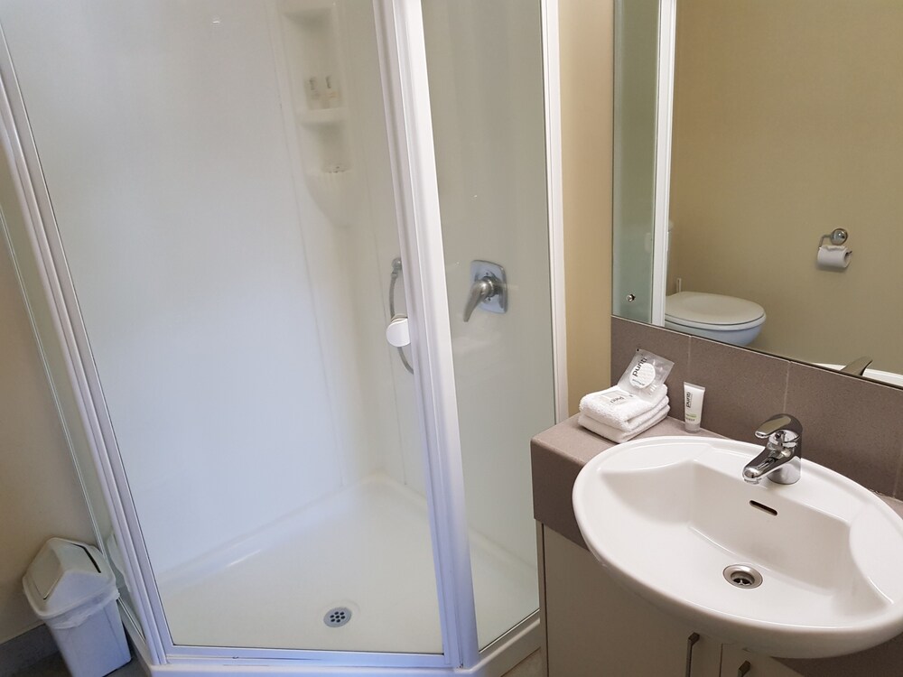 Studio Apartment - Bathroom