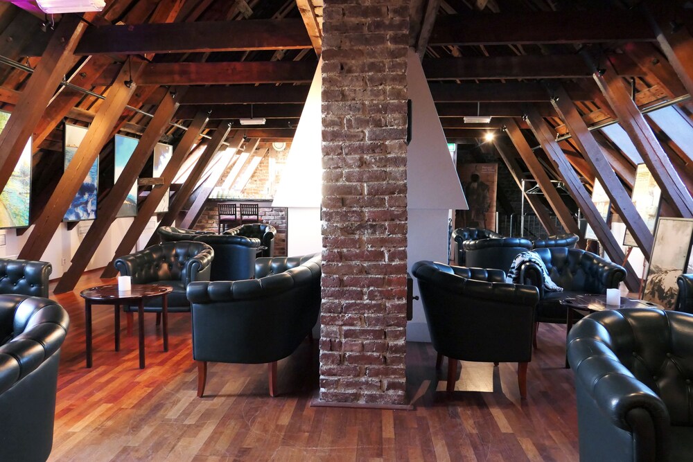 Hotel Lounge