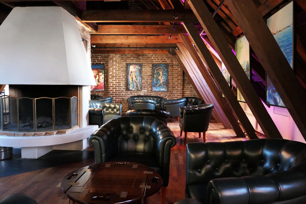 Hotel Lounge