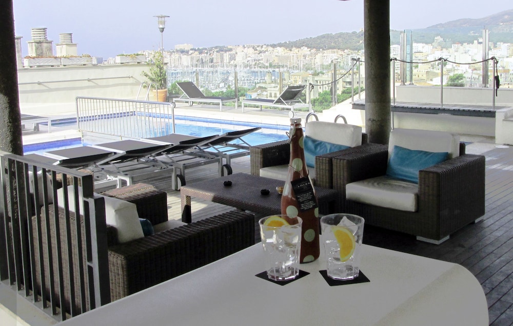 Poolside Bar