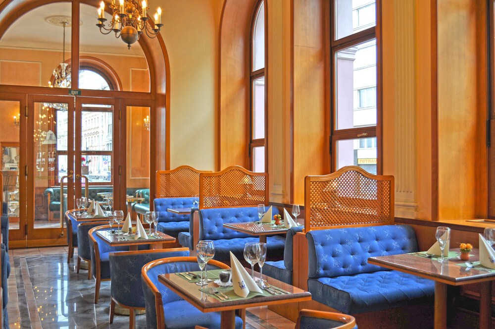 Hotel Lounge