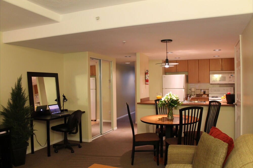 Deluxe Two Bedroom Suite with Full Kitchen & Washer-Dryer - Living Room