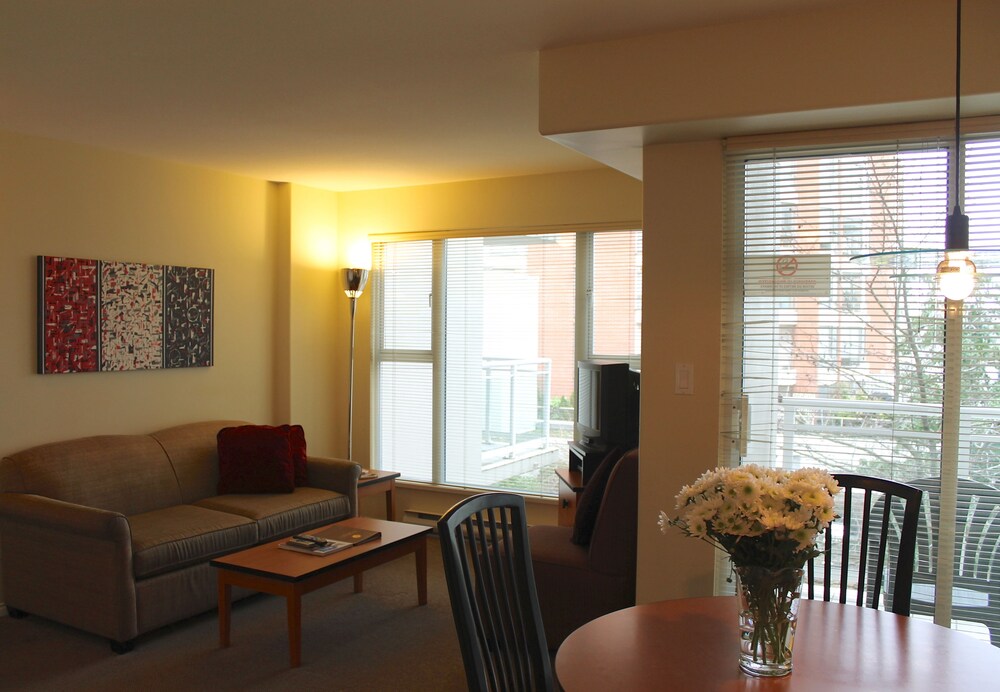 Deluxe Two Bedroom Suite with Full Kitchen & Washer-Dryer - Living Area