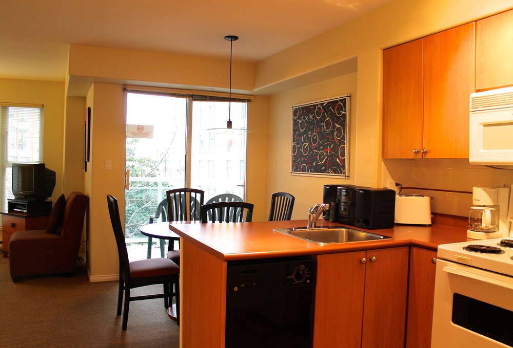Deluxe Two Bedroom Suite with Full Kitchen & Washer-Dryer - In-Room Kitchen