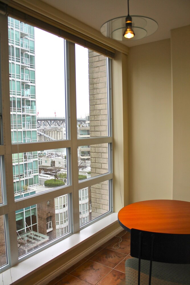 Bachelor Suite with Full Kitchen & Washer & Dryer - Guestroom