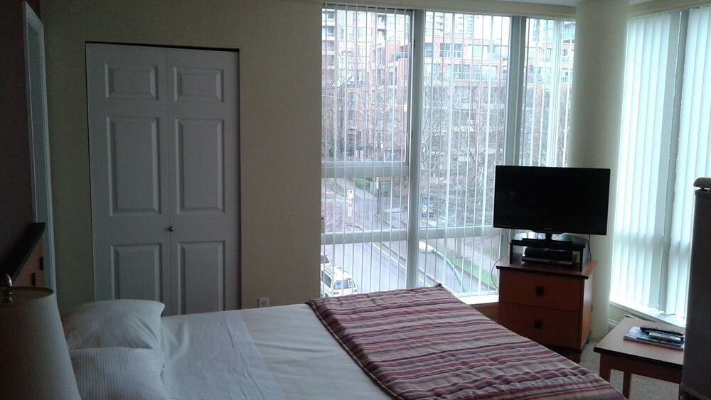Bachelor Suite with Full Kitchen & Washer & Dryer - Guestroom