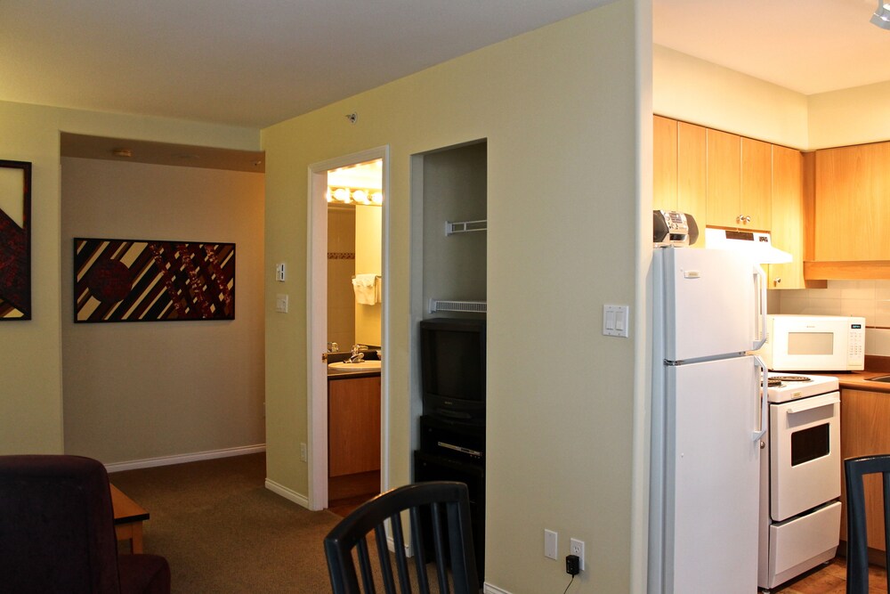 One Bedroom Suite with Full Kitchen & Washer-Dryer - Living Area