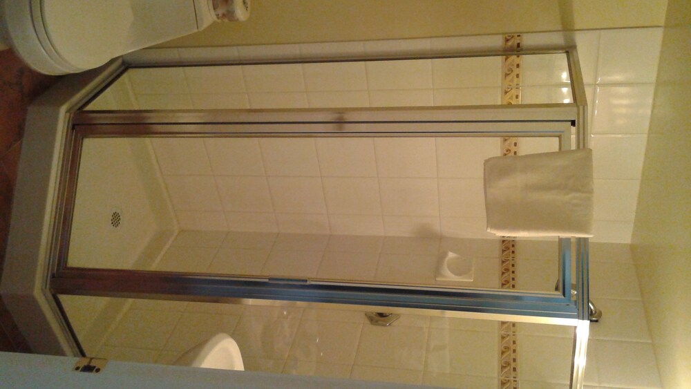 Deluxe Two Bedroom Suite with Full Kitchen & Washer-Dryer - Bathroom Shower