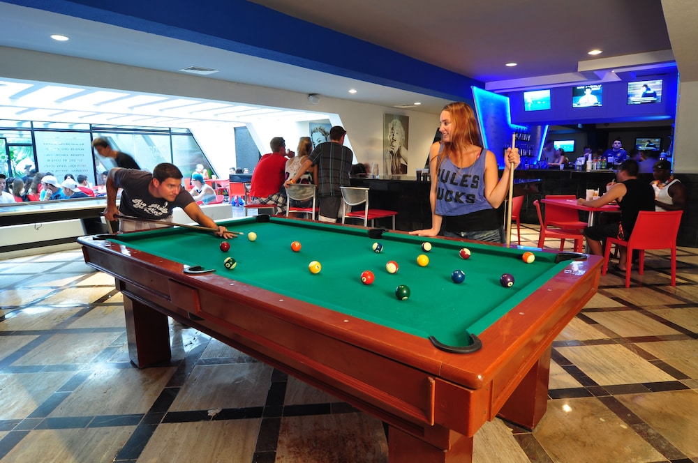 Sports bar, Grand Oasis Cancun All Inclusive