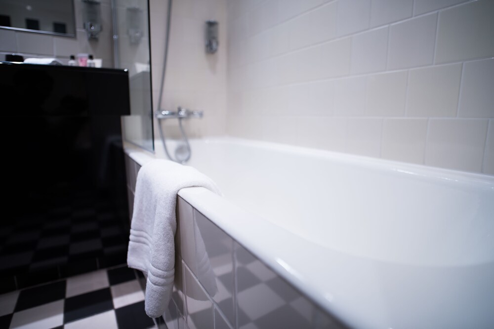 Bathroom, Hôtel la Résidence du Vieux Port