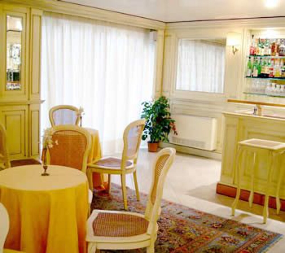 Hotel Bar