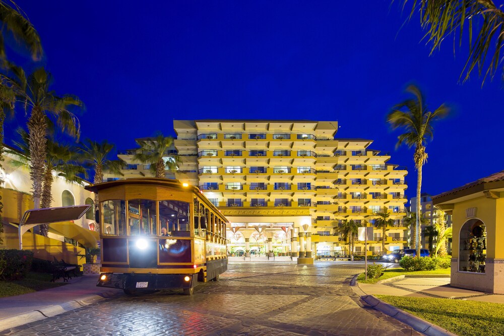 Fachada del hotel de noche