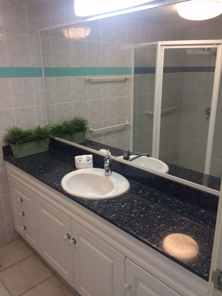 One Bedroom - 14 Nights Plus - Bathroom