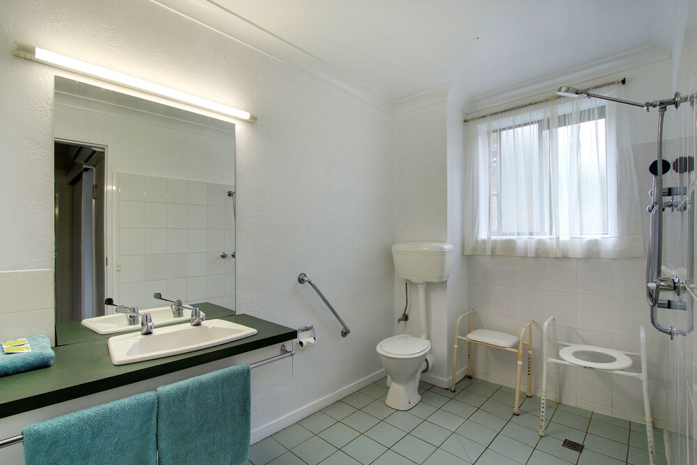 Accessible Studio Room - Bathroom Shower