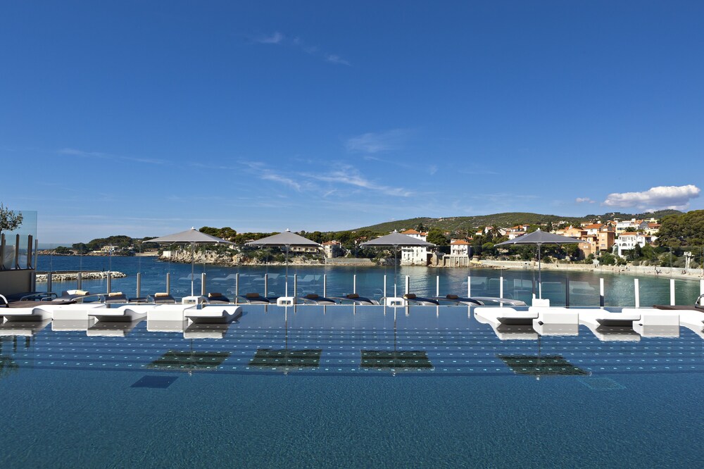 Piscine à débordement
