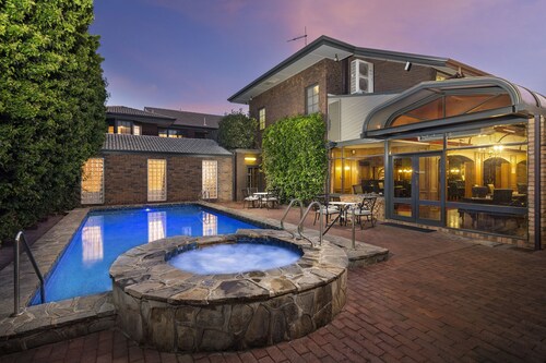 Adelaide Inn