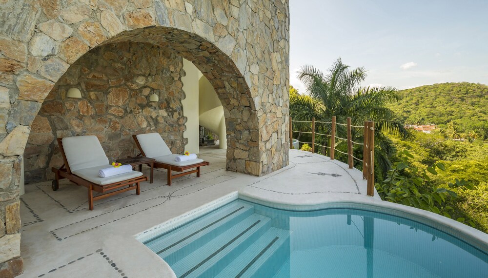 Deep Soaking Bathtub