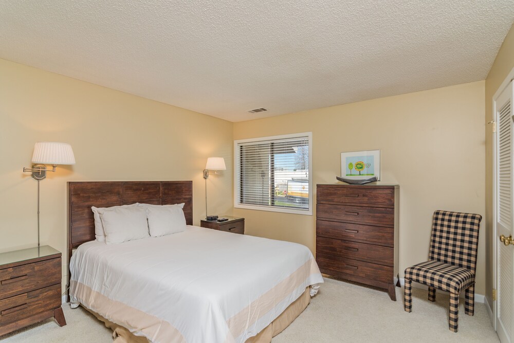 Beachwalk Two Bedroom - Guestroom
