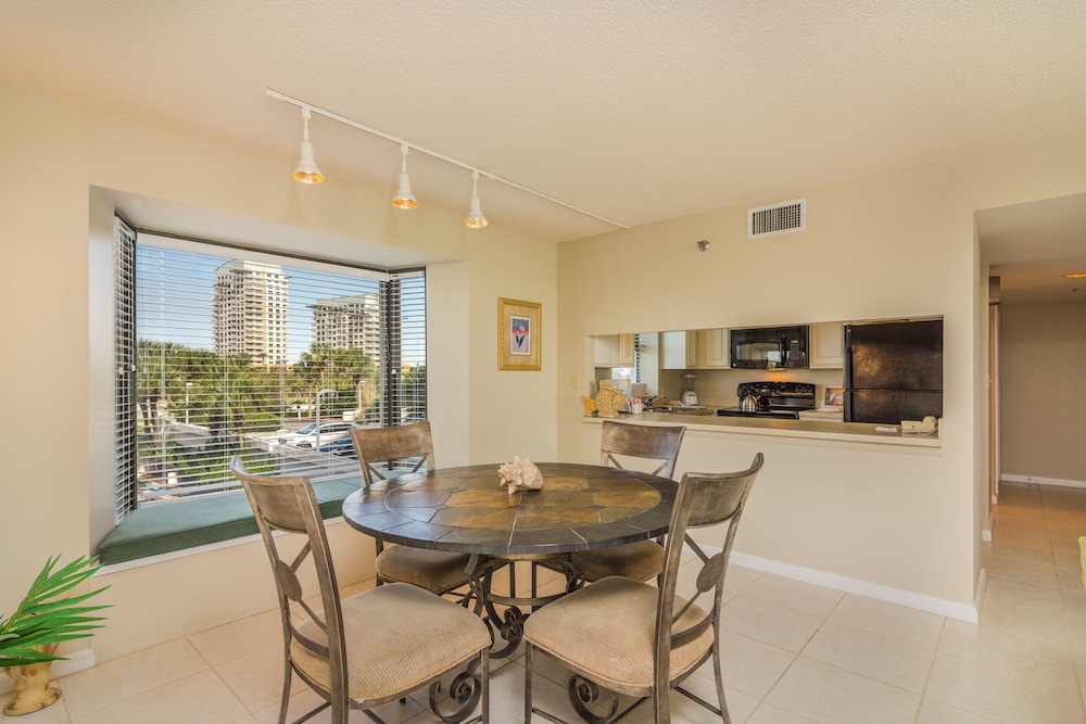Beachside Towers Studio - In-Room Dining