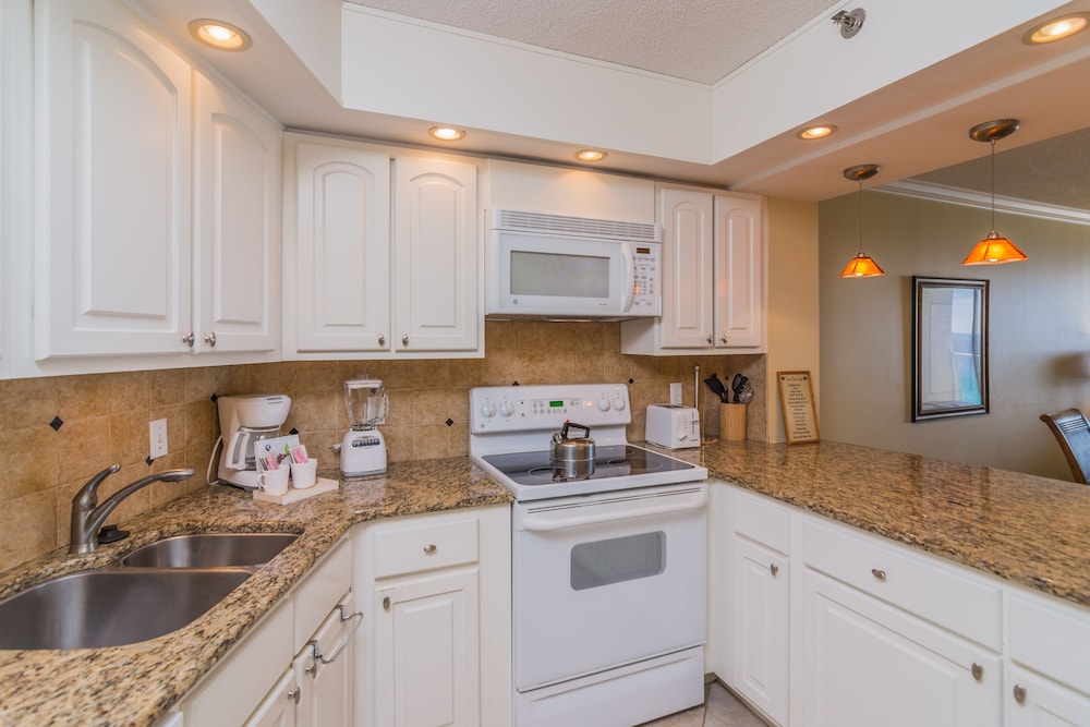 Beachside Towers One Bedroom - In-Room Kitchen
