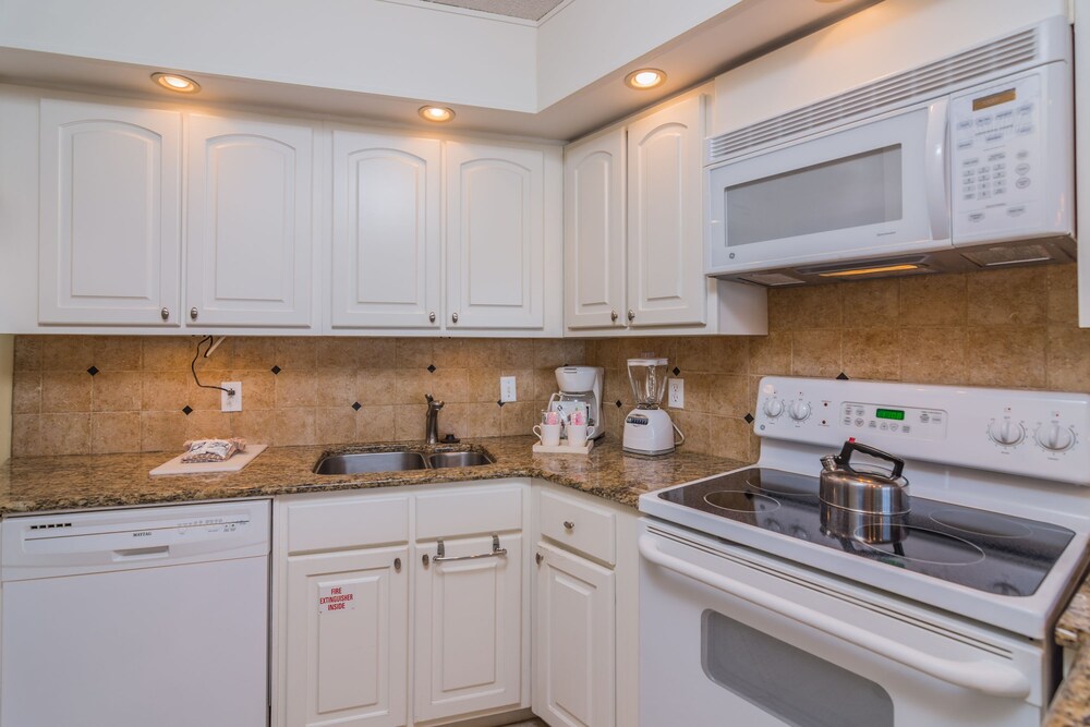 Beachside Towers One Bedroom - In-Room Kitchen