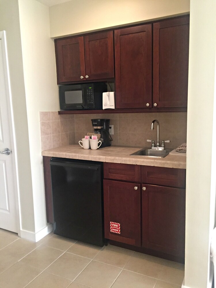 Luau Studio - In-Room Kitchenette