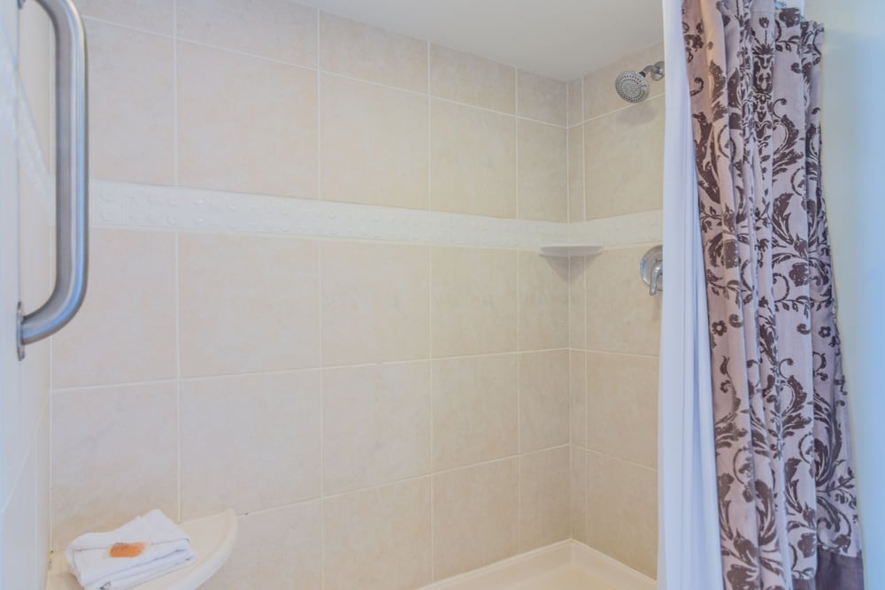 Beachside Towers Two Bedroom - Bathroom