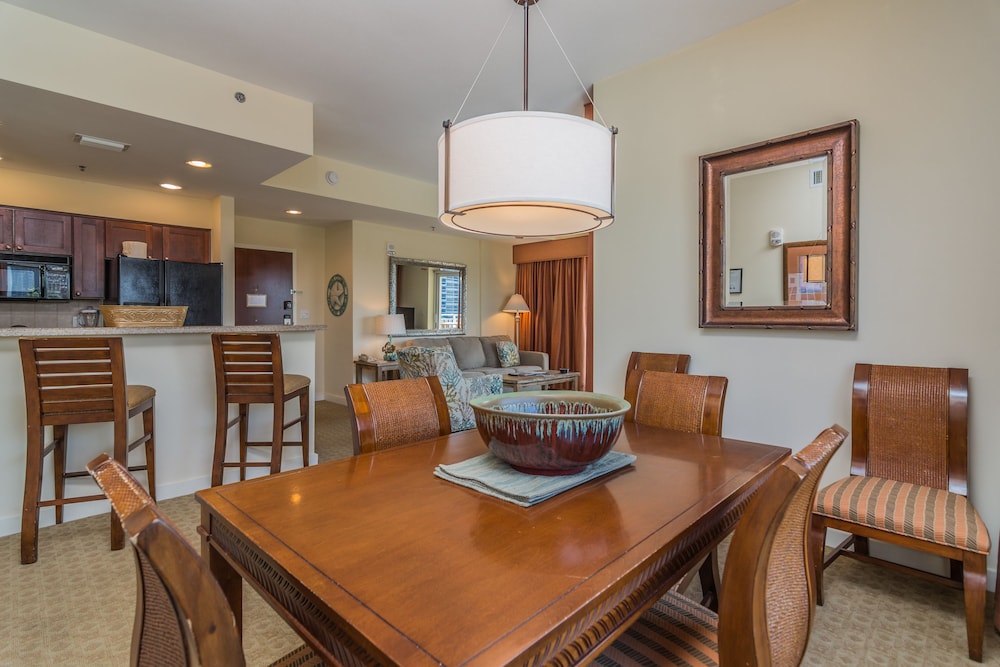 Luau One Bedroom - In-Room Dining
