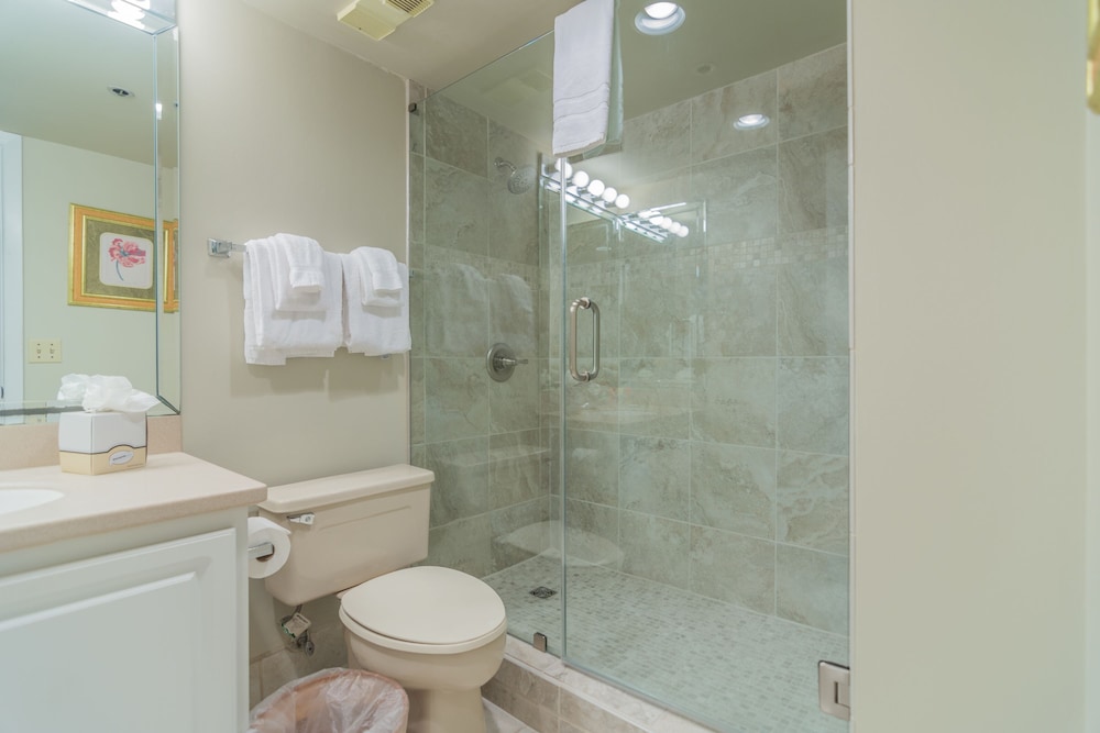 Beachside Towers Studio - Bathroom