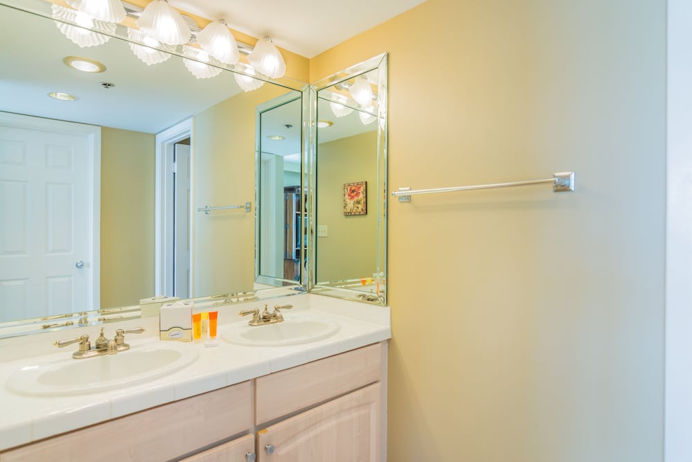 Beachside Towers Two Bedroom - Bathroom