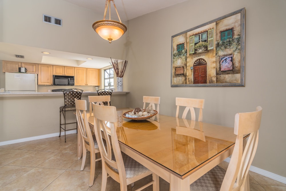 Bayside Two Bedroom - In-Room Dining