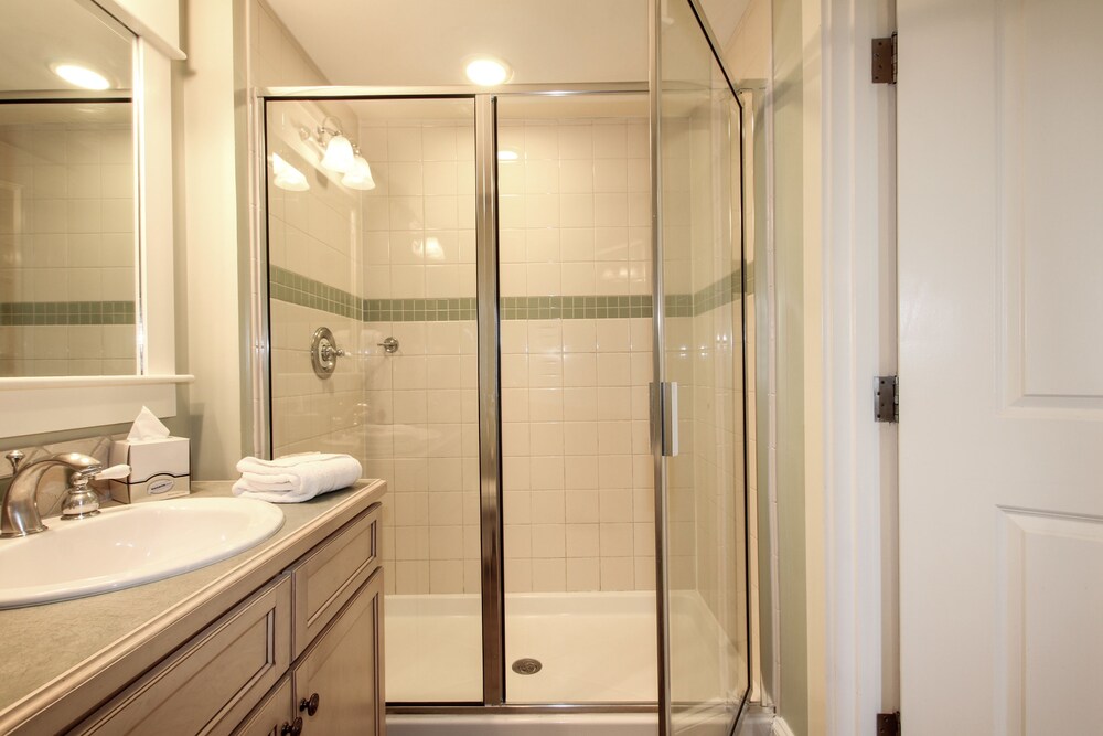 Grand Complex Two Bedroom - Bathroom