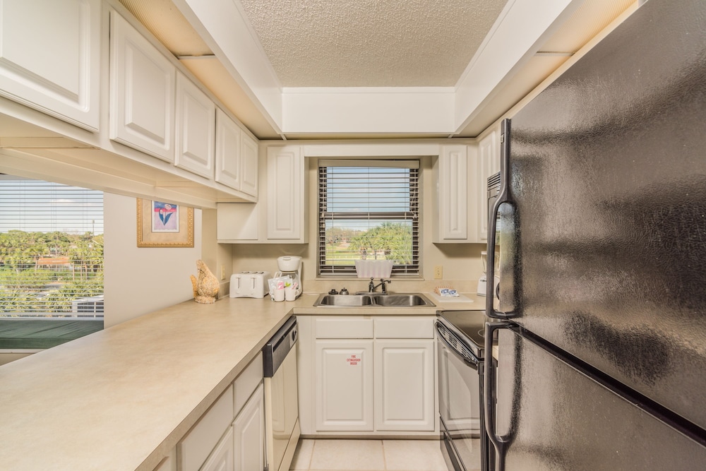 Beachside Towers Studio - In-Room Kitchen