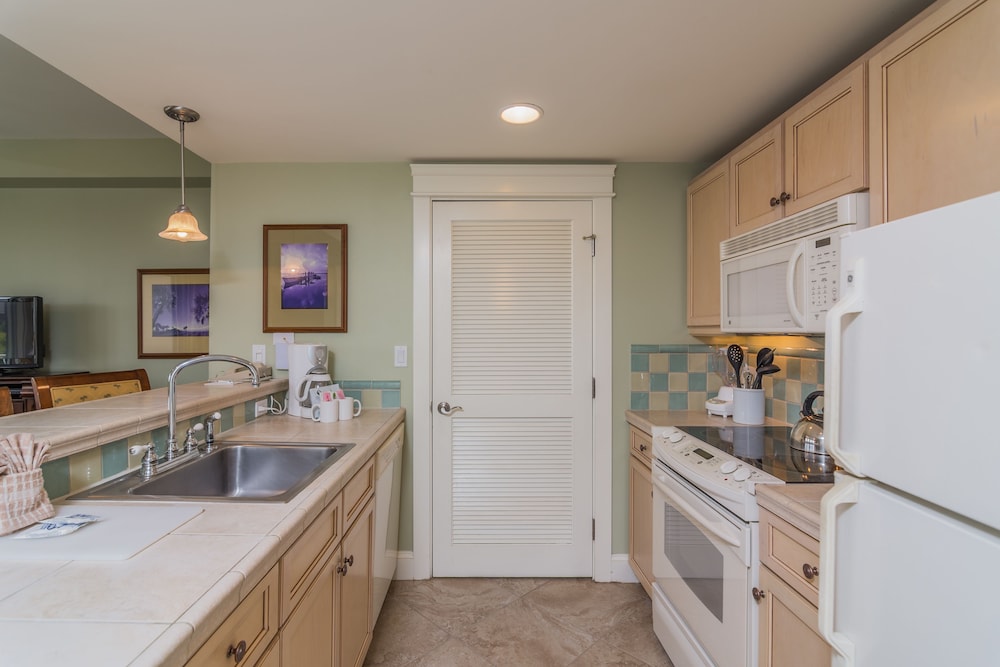 Grand Complex One Bedroom - In-Room Kitchen