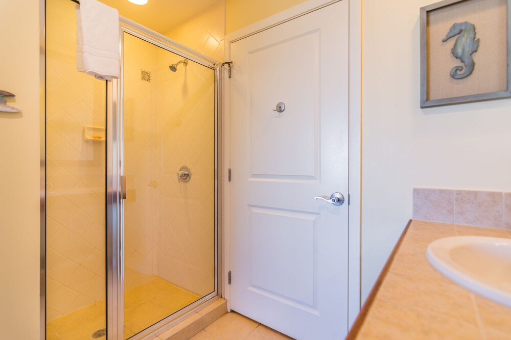 Luau Two Bedroom - Bathroom