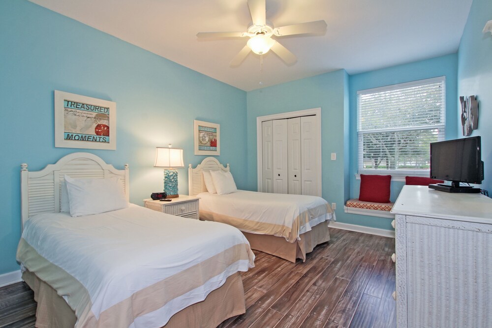 Lakeside Three Bedroom - Guestroom
