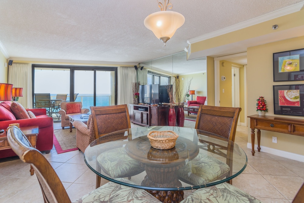 Beachside Towers One Bedroom - In-Room Dining