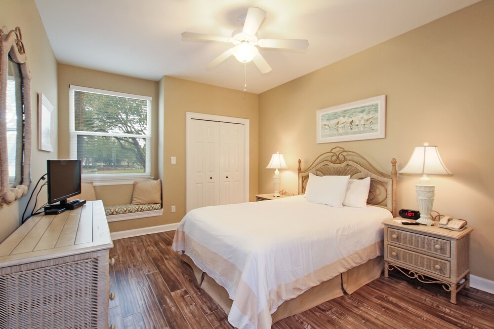 Lakeside Three Bedroom - Guestroom