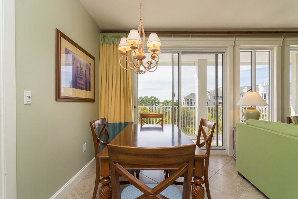 Grand Complex One Bedroom - In-Room Dining