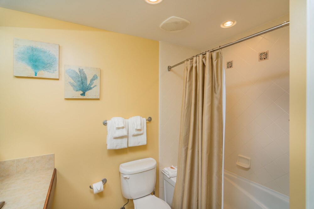 Luau Two Bedroom - Bathroom