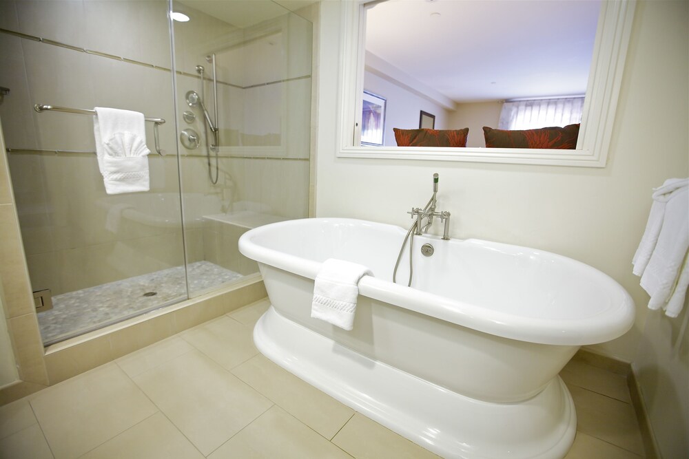 Deep Soaking Bathtub