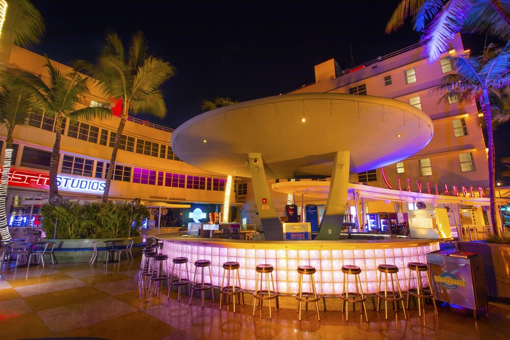 Poolside bar, Clevelander Hotel – Adults Only