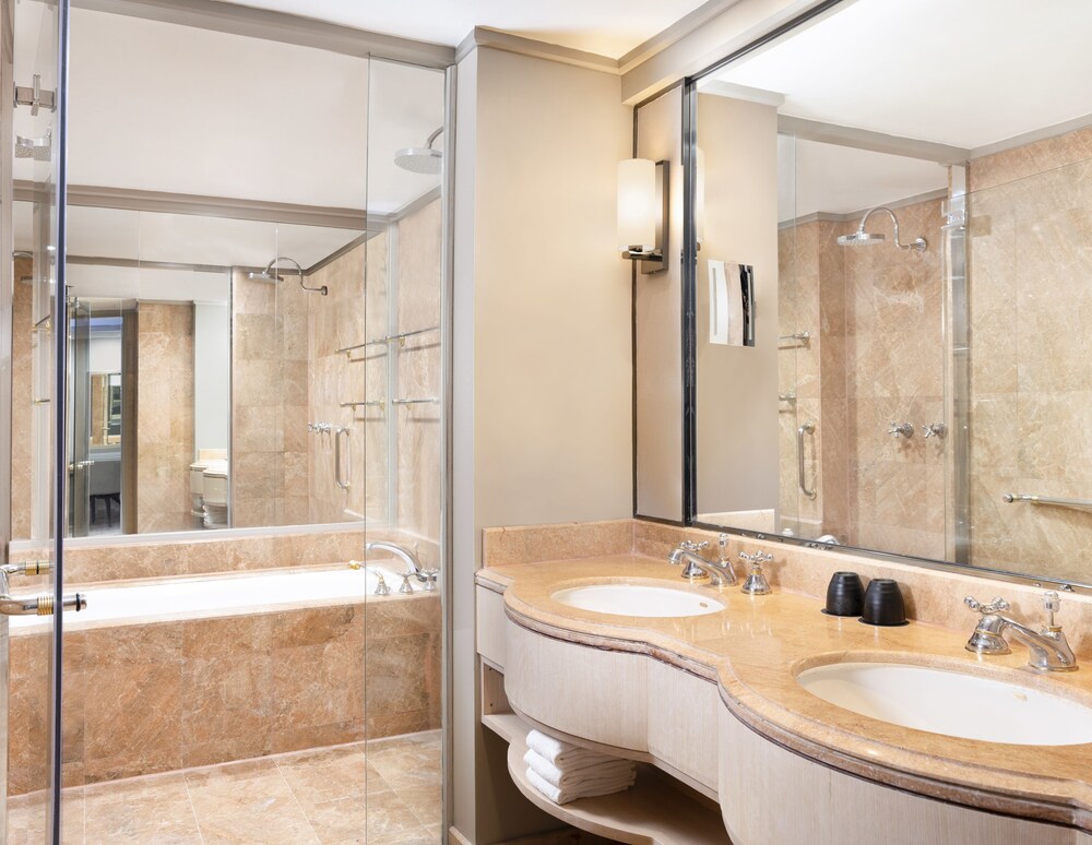 Deep Soaking Bathtub