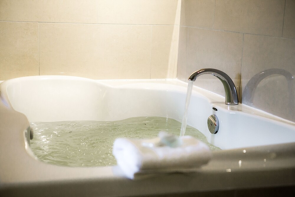 Deep Soaking Bathtub
