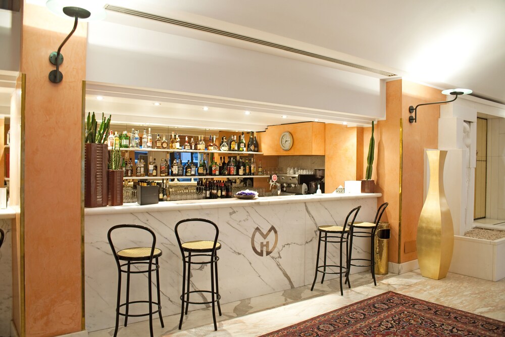 Hotel Bar